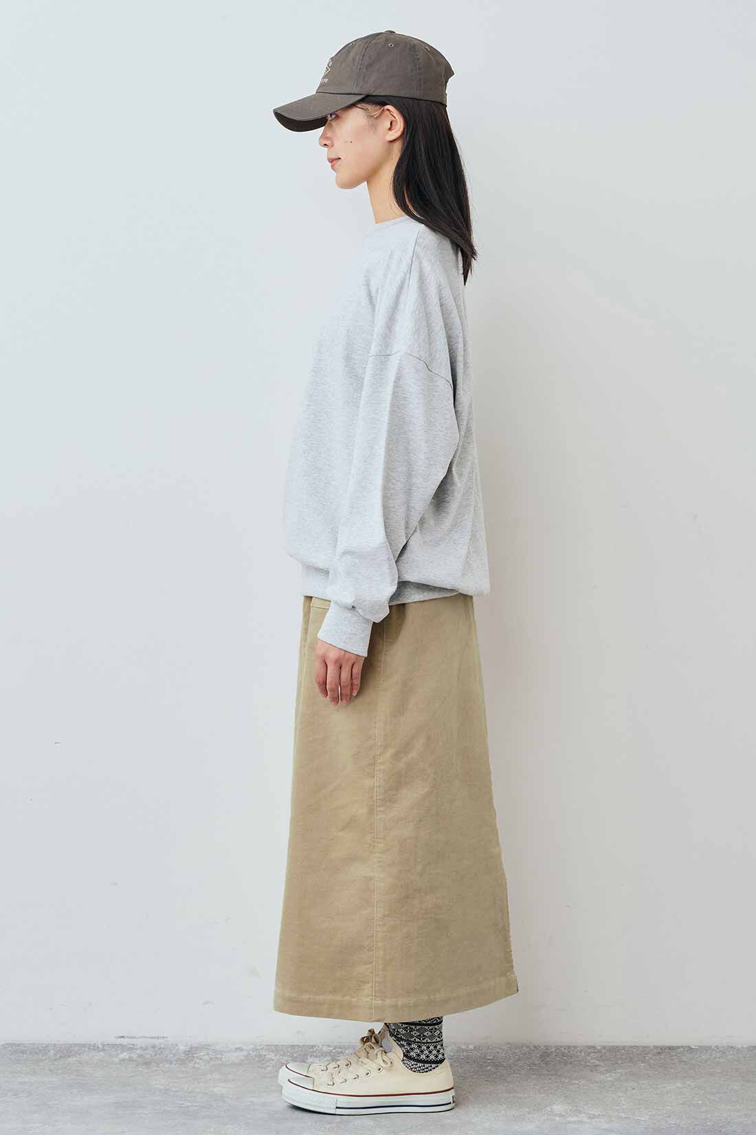 THREE FIFTY STANDARD|綿100％ トレーナーみたいなTシャツ〈杢グレー〉と別珍 Iラインスカート〈ベージュ〉とシックなジャカードソックスセットのコーディネート