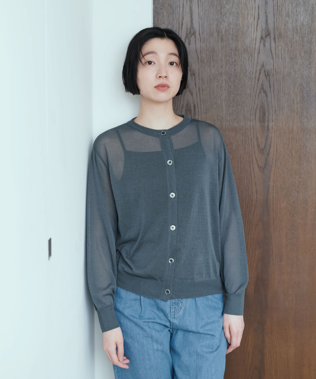 THREE FIFTY STANDARD［スリーフィフティースタンダード］|日本製 シアー クルーネック カーディガン 〈ダークグレー〉とライトデニムのタックワイドパンツのコーディネート