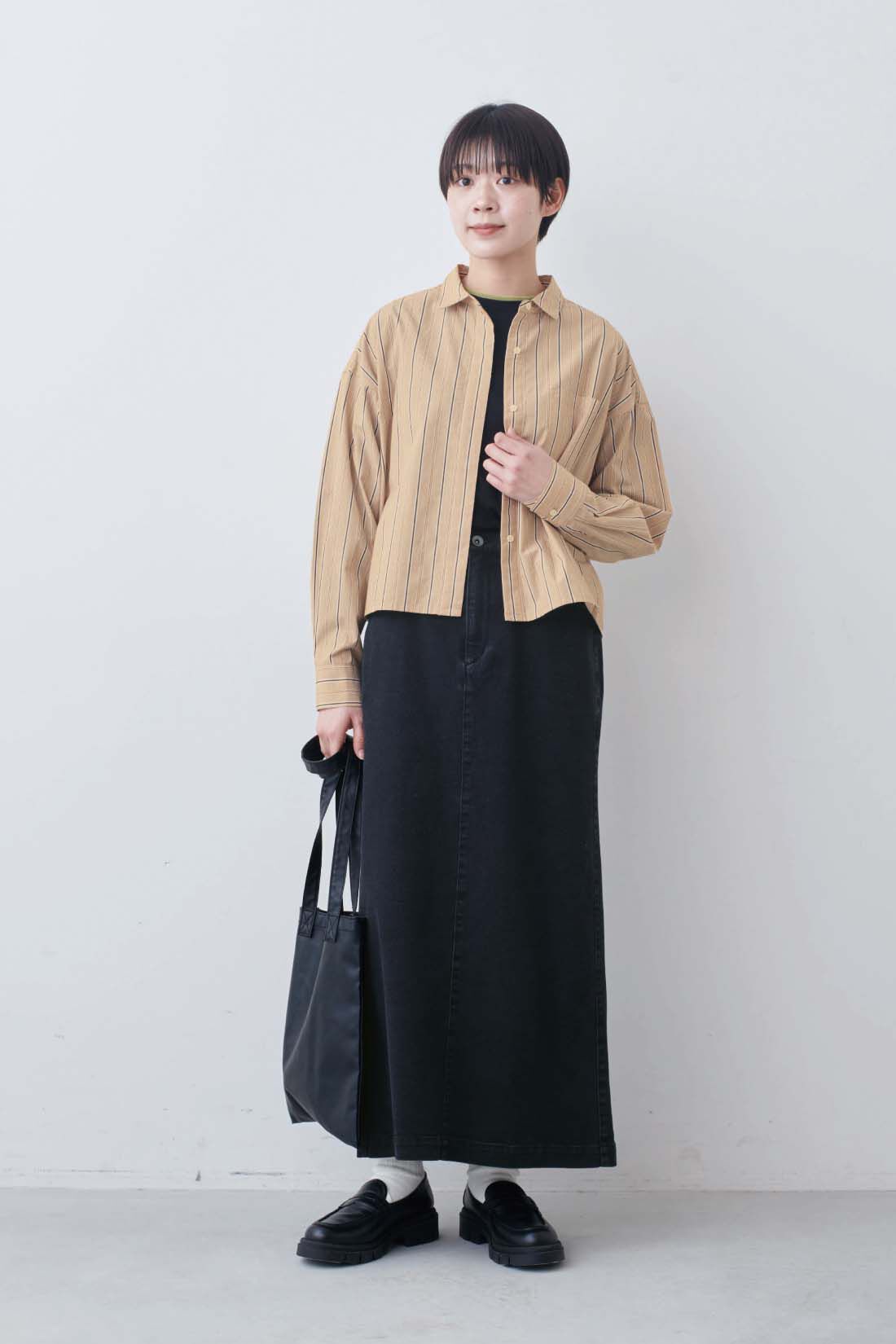 THREE FIFTY STANDARD|クロップド丈のストライプシャツ〈シナモンベージュ〉とシアーなカットソートップスの会のコーディネート