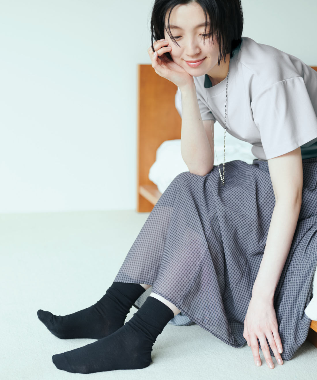 THREE FIFTY STANDARD|シルキーな肌ざわりのベーシックなTシャツの会とモノトーンチェック フレアースカート 〈ブラック×グレー〉のコーディネート