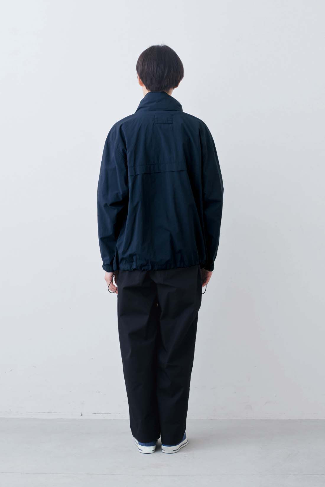 THREE FIFTY STANDARD|軽量 撥水ナイロンパーカー〈ネイビー〉とラフなシルエットのテーパードパンツ〈ブラック〉のコーディネート