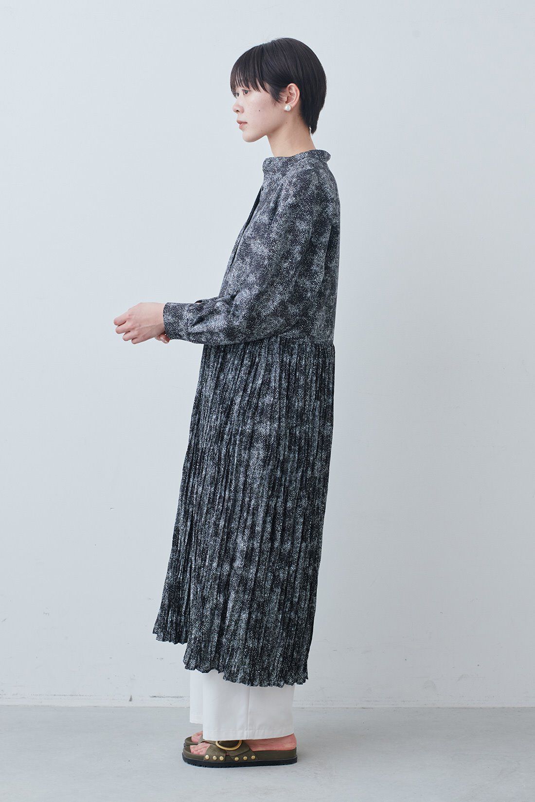 THREE FIFTY STANDARD|レオパード風ドット柄のワンピース〈ブラック〉とガラスパールのイヤアクセサリーのコーディネート