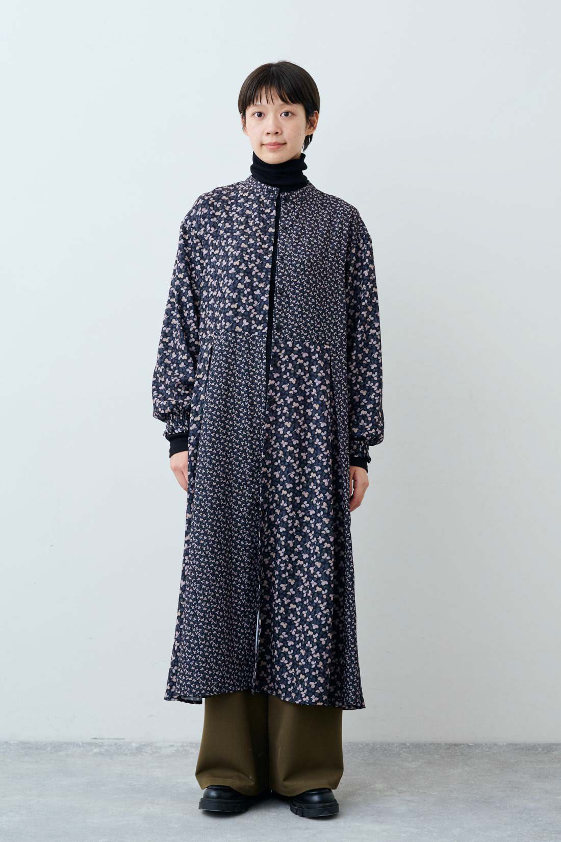 THREE FIFTY STANDARD|ミュルーズモダン 切り替えデザインのヴィンテージパターンワンピース〈ブラック〉とゆるっとワイドパンツ〈カーキ〉のコーディネート|モデル身長：163cm 着用サイズ：M