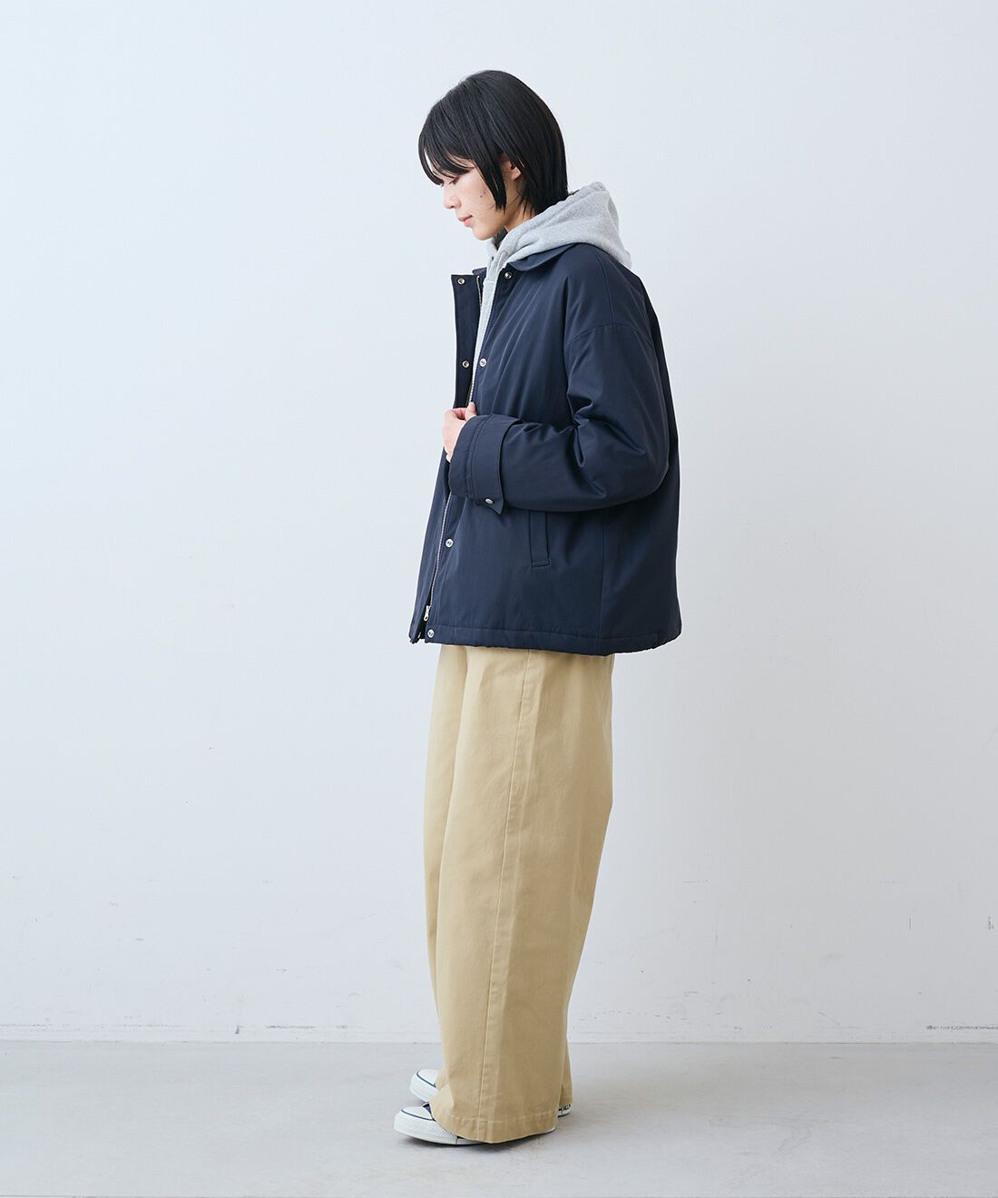 THREE FIFTY STANDARD［スリーフィフティースタンダード］|裏サーモライトキルトのブルゾン〈ネイビー〉とさらっとした肌触りのウール混Tシャツとすっきりノータックのチノパンツ〈ベージュ〉のコーディネート