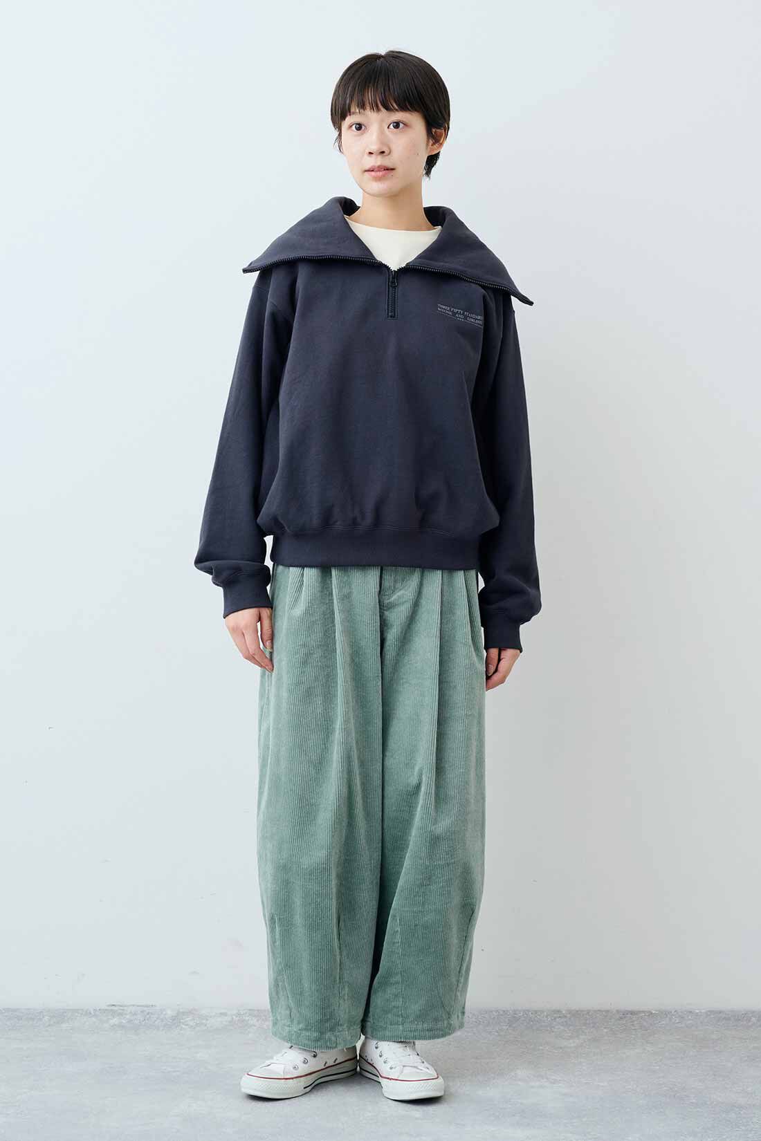 THREE FIFTY STANDARD［スリーフィフティースタンダード］|フライス編みのストレッチラグランスリーブTシャツの会のコーディネート|モデル身長：163cm 着用サイズ：M