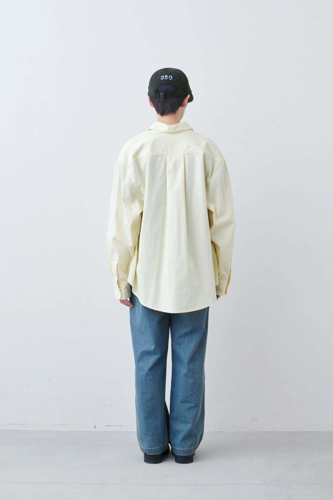 THREE FIFTY STANDARD［スリーフィフティースタンダード］|小谷 実由さんと作った こだわりの薄黄色シャツとシルキーな肌ざわりのベーシックなTシャツの会とシルキーな肌ざわりのベーシックなTシャツの会のコーディネート