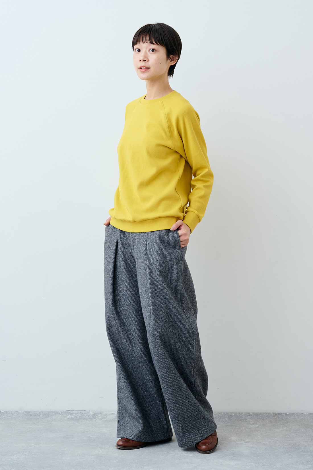 THREE FIFTY STANDARD|フライス編みのストレッチラグランスリーブTシャツの会と小谷 実由さんと作った チェック柄のワイドパンツ〈グレー〉のコーディネート|モデル身長：163cm 着用サイズ：M