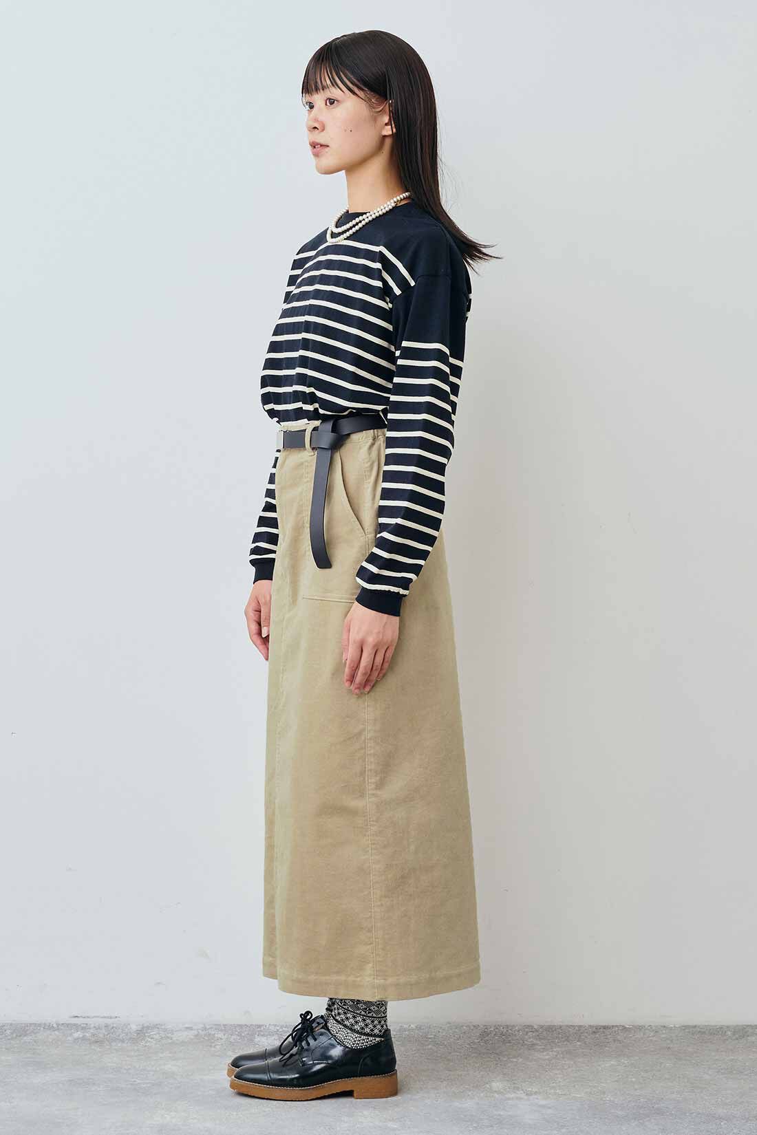 THREE FIFTY STANDARD|綿100％ クルーネックのパネルボーダーTシャツと別珍 Iラインスカート〈ベージュ〉と桜の木のウッドパールロングネックレスのコーディネート