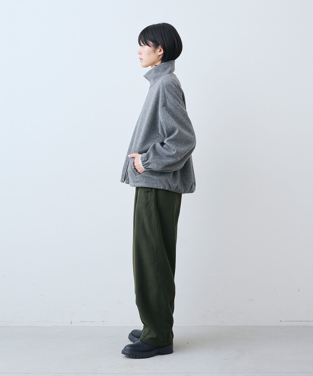 THREE FIFTY STANDARD［スリーフィフティースタンダード］|日本製コットン100％ リブ タートルとミリタリーテイストの起毛タックパンツ〈オリーブグリーン〉とレザーのワイド ボストンバッグ〈ブラック〉のコーディネート