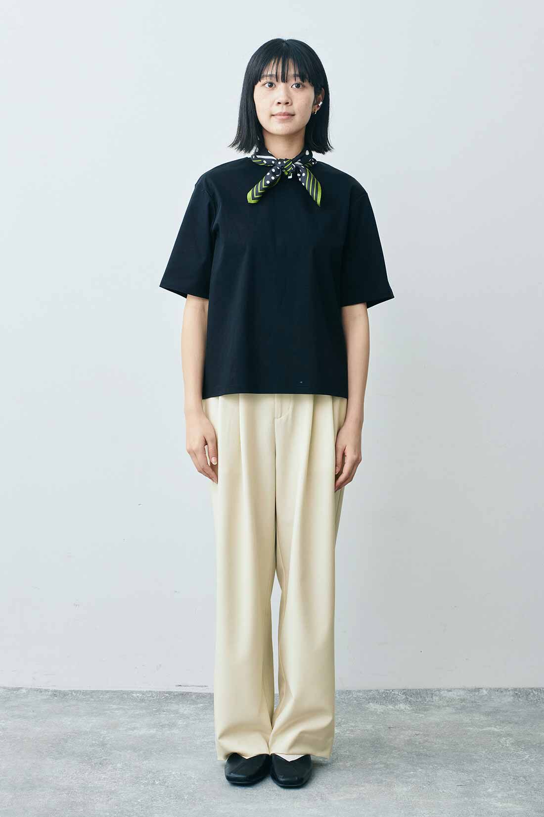 THREE FIFTY STANDARD|シルケット加工Ｔシャツ　ＴＦＳとドット柄のシルクスカーフＢＫ　ＴＦＳのコーディネート|モデル身長：163cm 着用サイズ：M