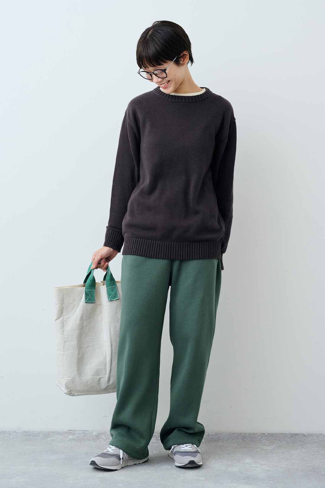 THREE FIFTY STANDARD［スリーフィフティースタンダード］|フライス編みのストレッチラグランスリーブTシャツの会と裏起毛カットソーパンツの会のコーディネート|モデル身長：163cm 着用サイズ：M