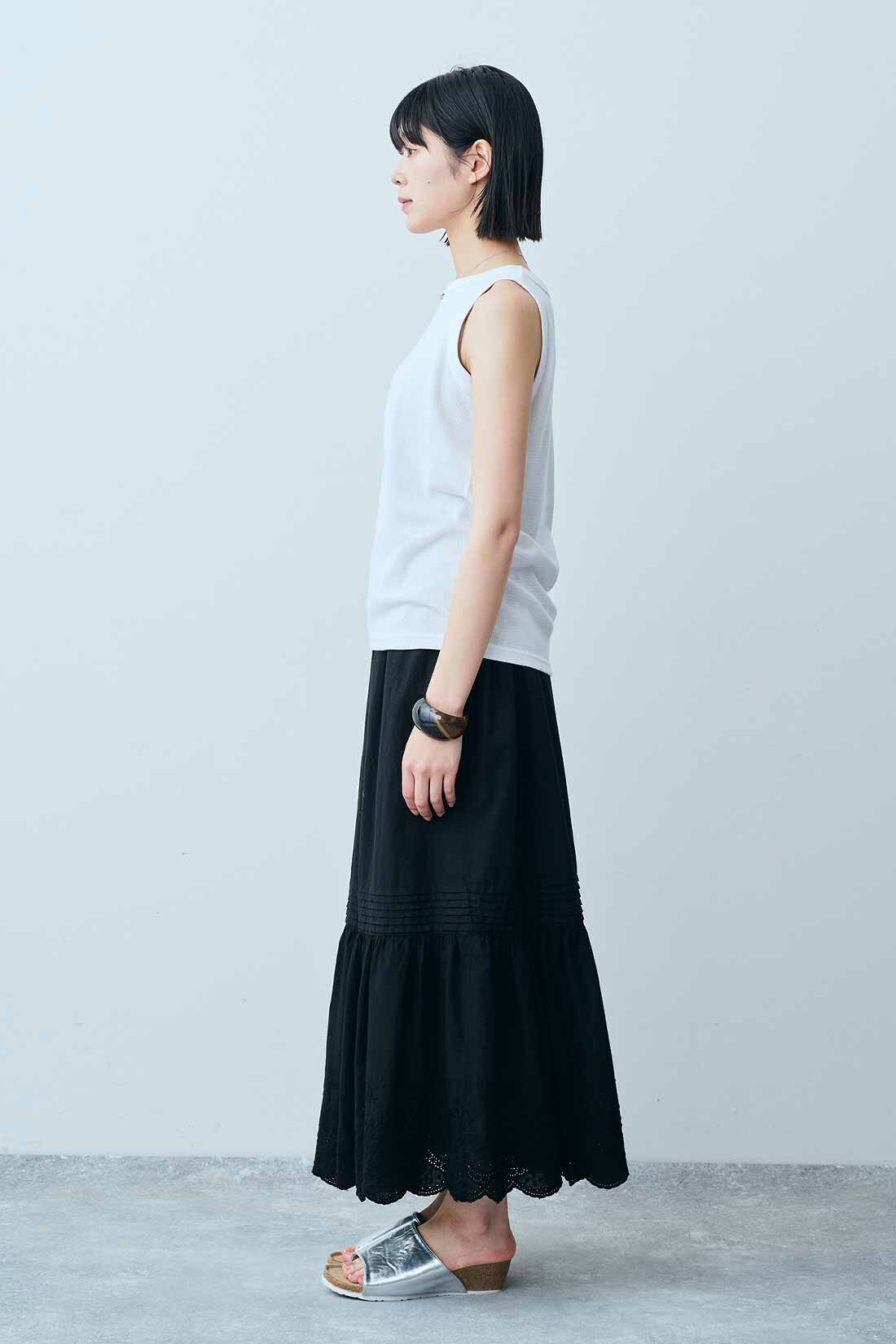 THREE FIFTY STANDARD|コットンレース スカート〈ブラック〉とステンレス ネックレスのコーディネート|モデル身長：163cm 着用サイズ：M