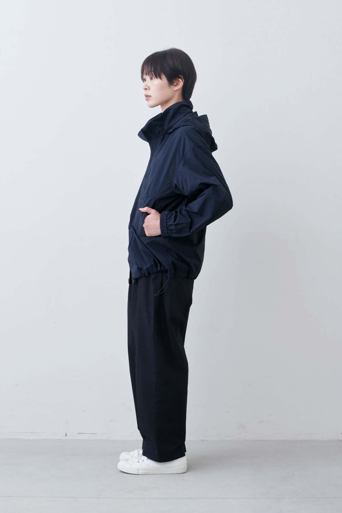 THREE FIFTY STANDARD［スリーフィフティースタンダード］|軽量 撥水ナイロンパーカー〈ネイビー〉とこだわりボーダーTシャツの会とラフなシルエットのテーパードパンツ〈ブラック〉のコーディネート