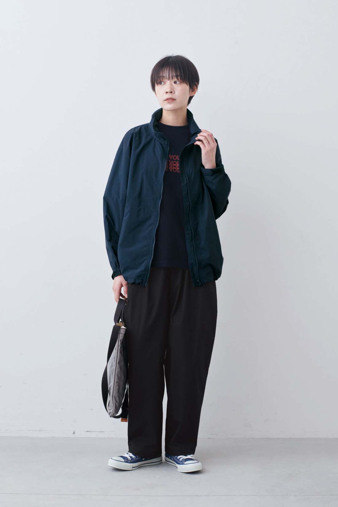 THREE FIFTY STANDARD|軽量 撥水ナイロンパーカー〈ネイビー〉とラフなシルエットのテーパードパンツ〈ブラック〉のコーディネート