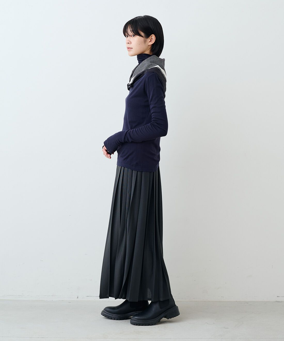 THREE FIFTY STANDARD|シルク混タートル　ＴＦＳとカットソーのプリーツスカートＧＹ　ＴＦＳのコーディネート|モデル身長：163cm 着用サイズ：M