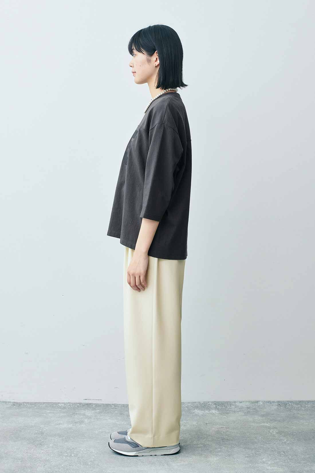 THREE FIFTY STANDARD|フットボールＴシャツＧＹ　ＴＦＳと落ち感がきれいなタックパンツＩＶ　ＴＦＳのコーディネート|モデル身長：163cm 着用サイズ：M