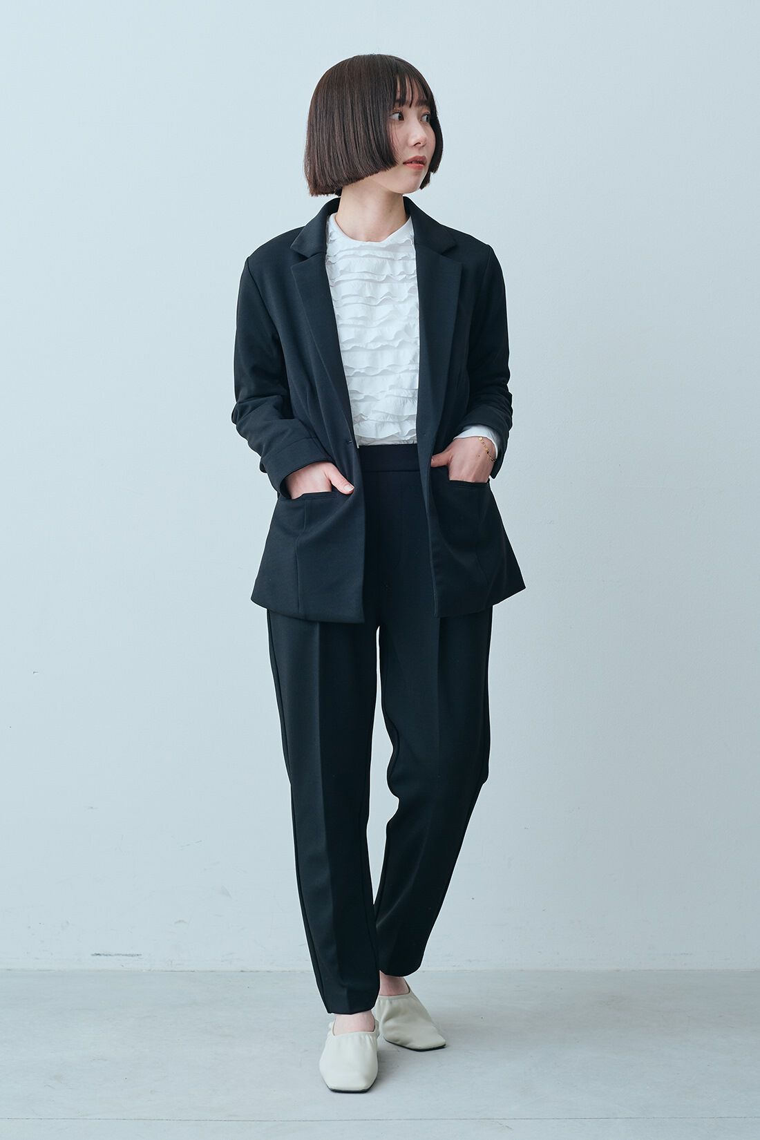 IEDIT|花粉リリース＆UVケア 純黒素材 バレエフィットR ジャケット〈黒〉と総フリル カットソー トップス 〈白〉のコーディネート|【着用サイズ】ジャケット：SP　トップス：S　パンツ：SP