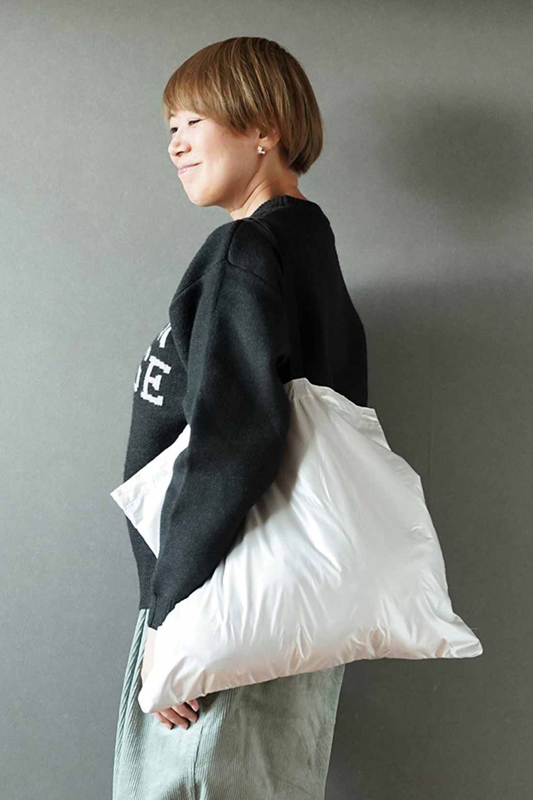 THREE FIFTY STANDARD|別注カレッジロゴセーター〈ブラック〉と金子敦子さんと作った 2-WAYバッグ〈シェルホワイト〉のコーディネート|モデル身長：160cm 着用サイズ：M