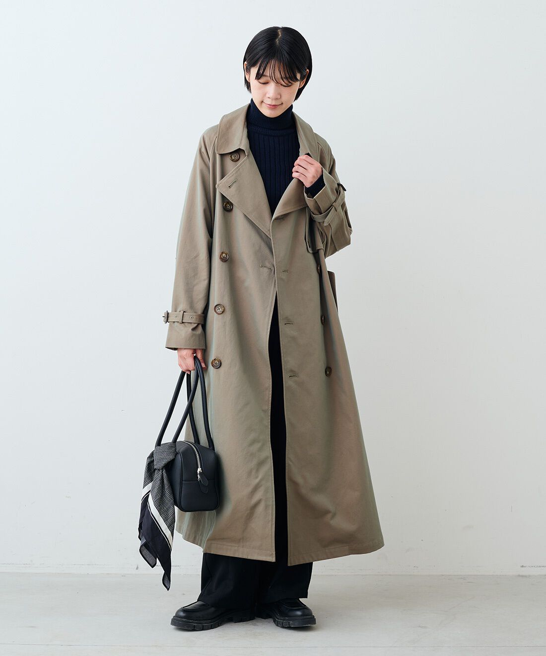 THREE FIFTY STANDARD|小谷　実由さんと作った玉虫トレンチコートＴＦＳとコットン１００％リブタートル　ＴＦＳとタックテーパードパンツＢＫ　ＴＦＳとレザーのワイドボストンバッグＢＫ　ＴＦＳのコーディネート|モデル身長：163cm 着用サイズ：M