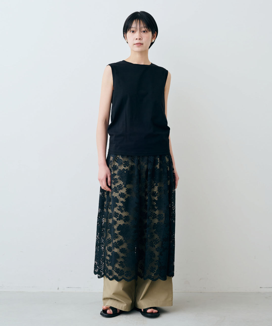THREE FIFTY STANDARD［スリーフィフティースタンダード］|綿100％ 上品 接触冷感素材 ワイドパンツ 〈カーキベージュ〉とペチコート付き レース ギャザースカート 〈ブラック〉のコーディネート