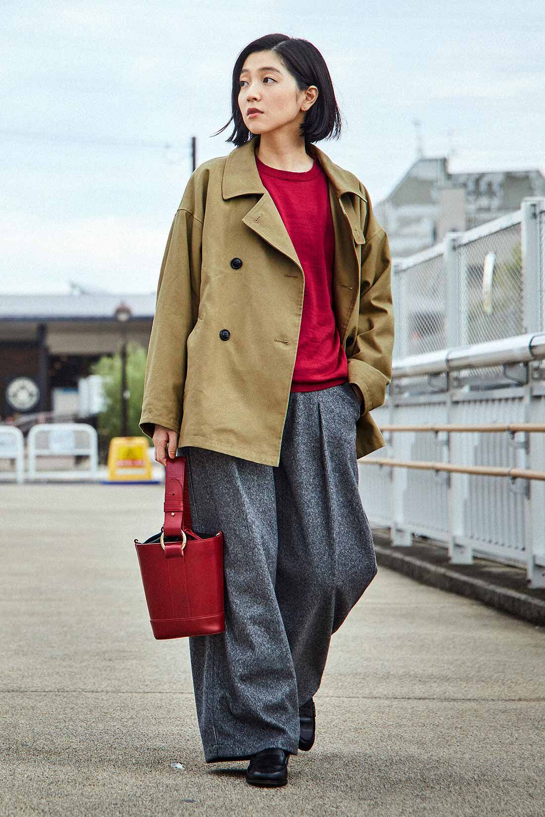 THREE FIFTY STANDARD|フロントダブルの裏ボアコート〈カーキ〉とメリノウールのベーシックセーター〈レッド〉のコーディネート