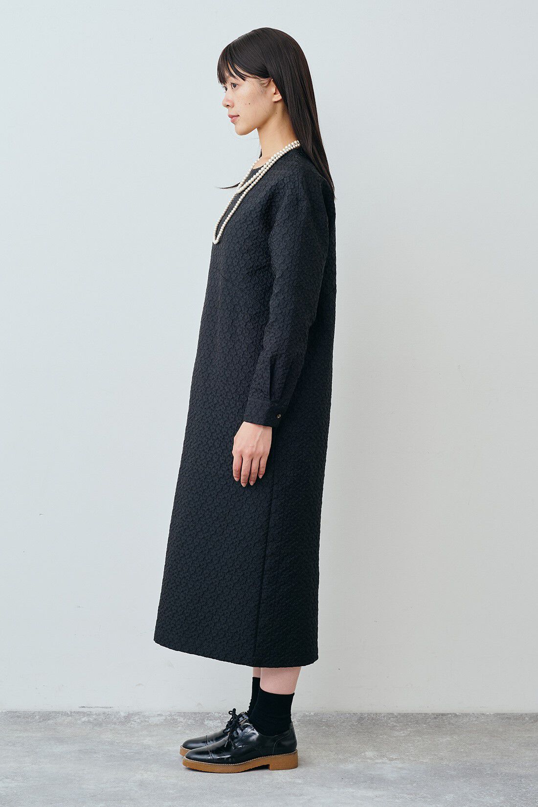 THREE FIFTY STANDARD|小谷実由さんコラボ ジャカード 花柄ワンピース〈ブラック〉と桜の木のウッドパールロングネックレスのコーディネート