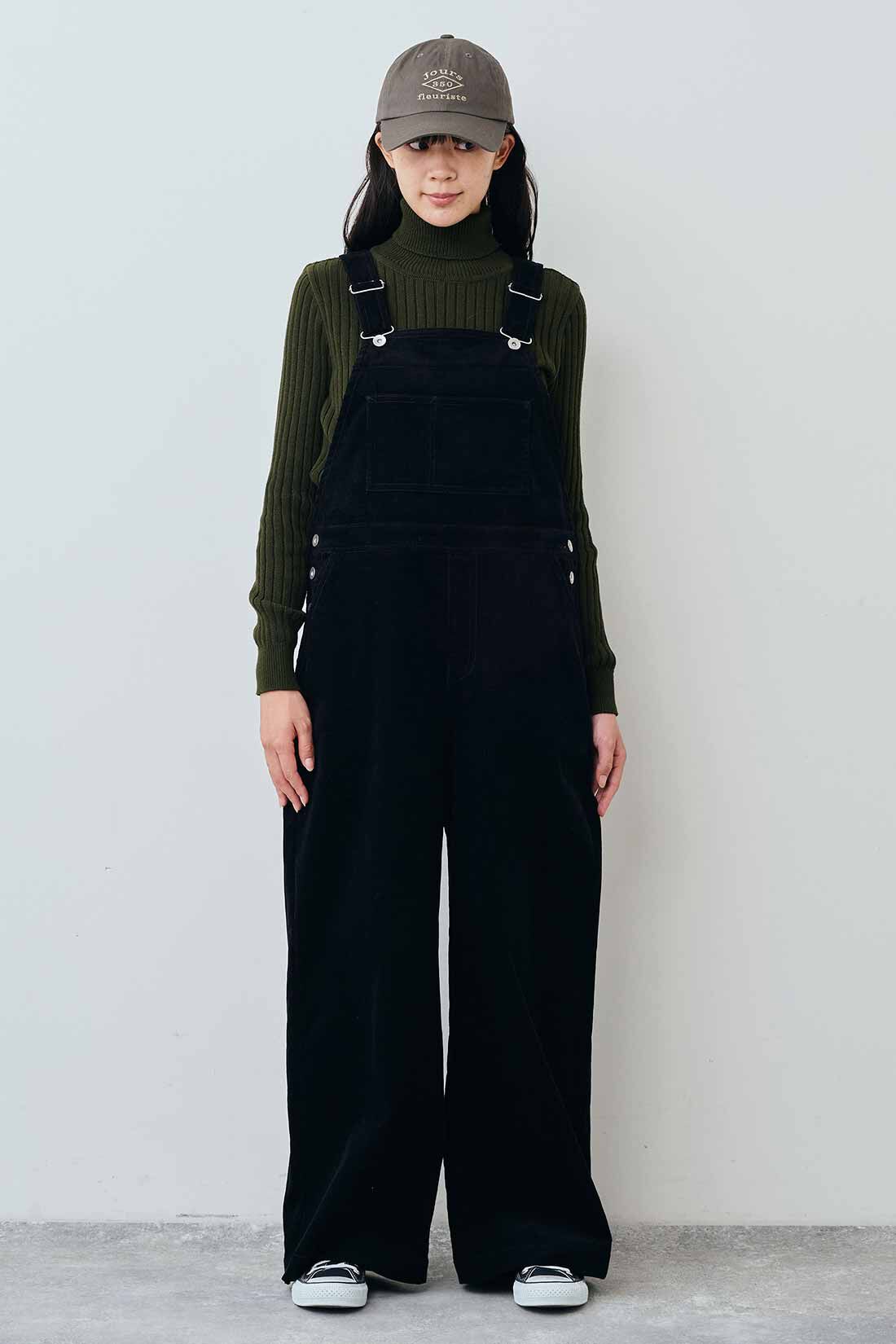 THREE FIFTY STANDARD|コットン100％のリブタートルとコーデュロイオーバーオール〈ブラック〉のコーディネート
