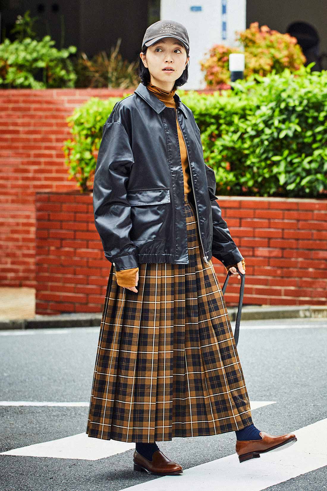 THREE FIFTY STANDARD|ヴィンテージライクなレザー見えブルゾン〈ブラック〉とランダムテレコのカットソータートル〈キャメル〉とPeter MacArthur チェックのプリーツスカート〈ブラウン〉のコーディネート