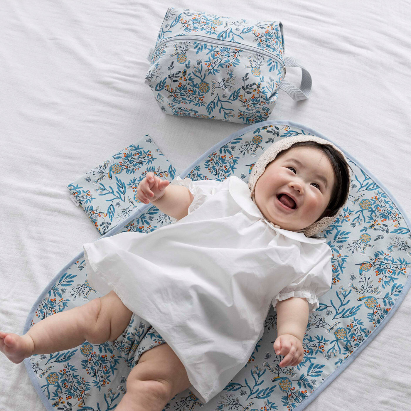 FELISSIMO Mama|タムロアヤノ×フェリシモＭａｍａ【Moredde】　大容量がうれしい　おむつポーチ〈夜のバンクシア〉|持ち手が付いているので、赤ちゃんを抱っこしながらおむつ替えをしに行くのに便利。　※お届けするカラーとは異なります。