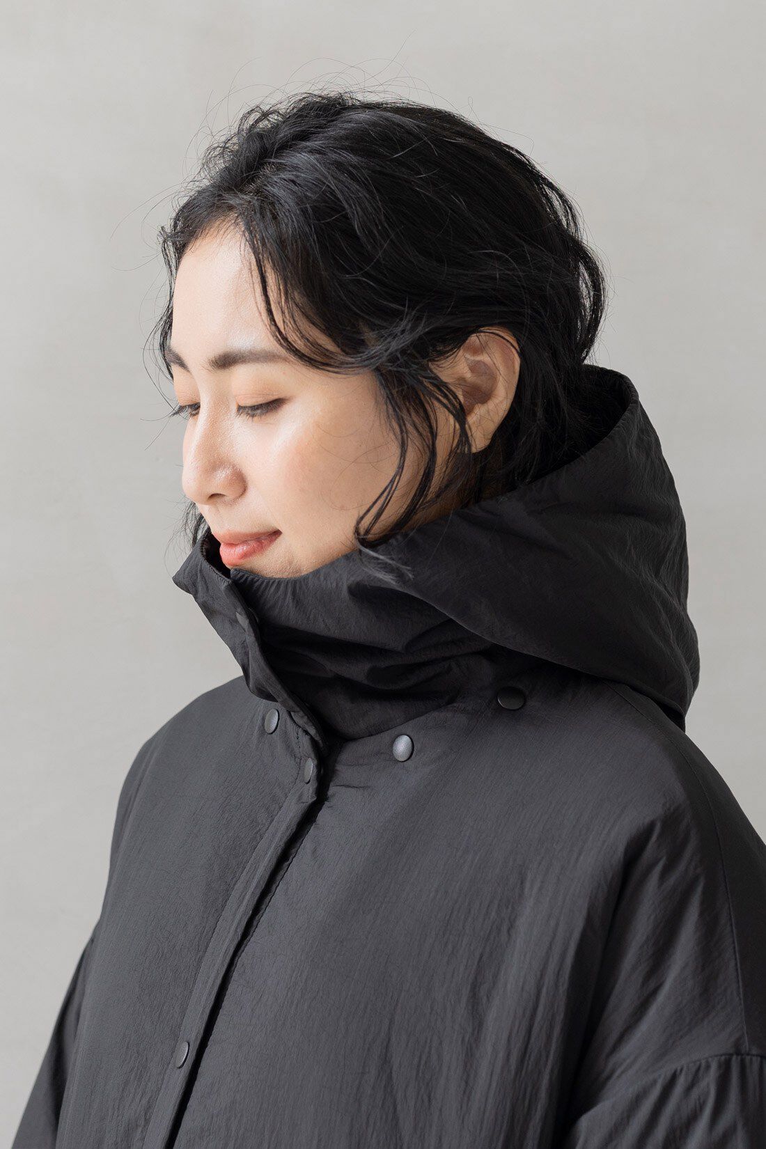 FELISSIMO Mama|Moredde　抱っこしたままベビーも一緒に着込める　中わたテントラインロングコート〈ブラック〉|ボタンを全部閉じればマフラーいらずな暖かさ。