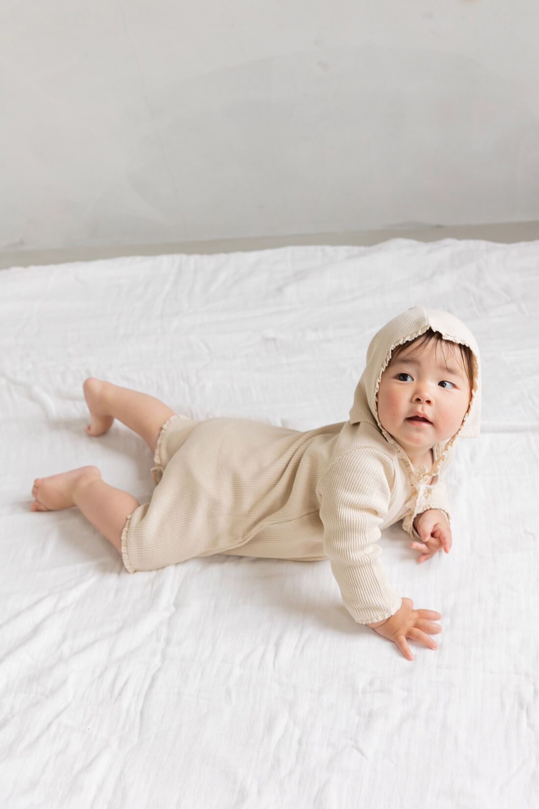 FELISSIMO Mama|Moredde　セレモニーにも使える　ロンパース＆ボンネットセット〈ベージュ〉|model:H70cm（10カ月）着用サイズ:8サイズ