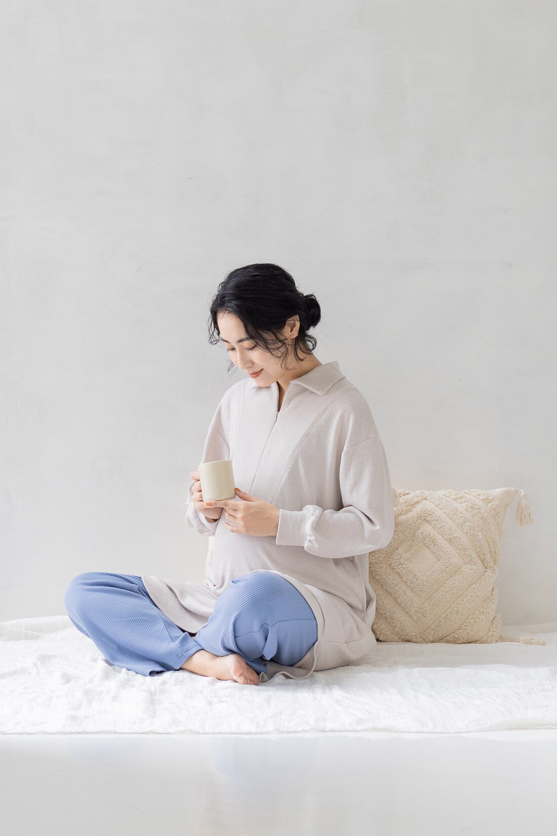 FELISSIMO Mama|Moredde　マタニティから産後も使える　授乳がらくちんフロントジップデザインのワンピ＆リブパンツルームウェアセット　〈アイボリー×ブルー〉