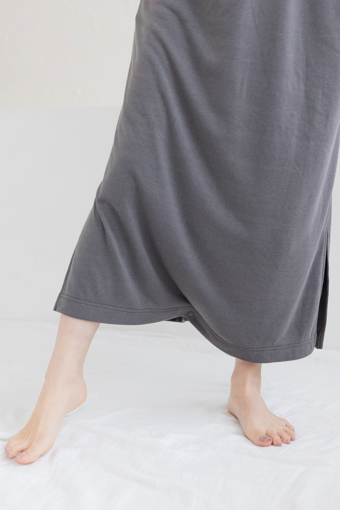 FELISSIMO Mama|Moredde　お風呂上がりのママの味方！バスローブパイルワンピース〈ライトベージュ〉|すそのスナップボタンを留めてめくれ上がるのを防止できます。　※写真は別色です。