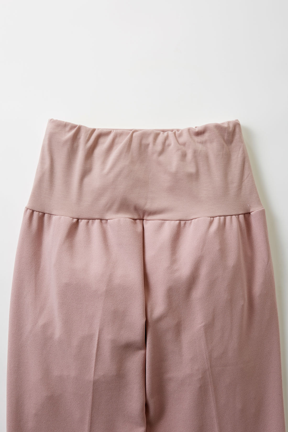FELISSIMO Mama|［Mama select］マタニティ・産後使える　伸びやかスムーステーパードパンツ〈ピンク〉|ウエスト後ろ部分にゴムが入っており、おなかまわりにやさしくフィット。