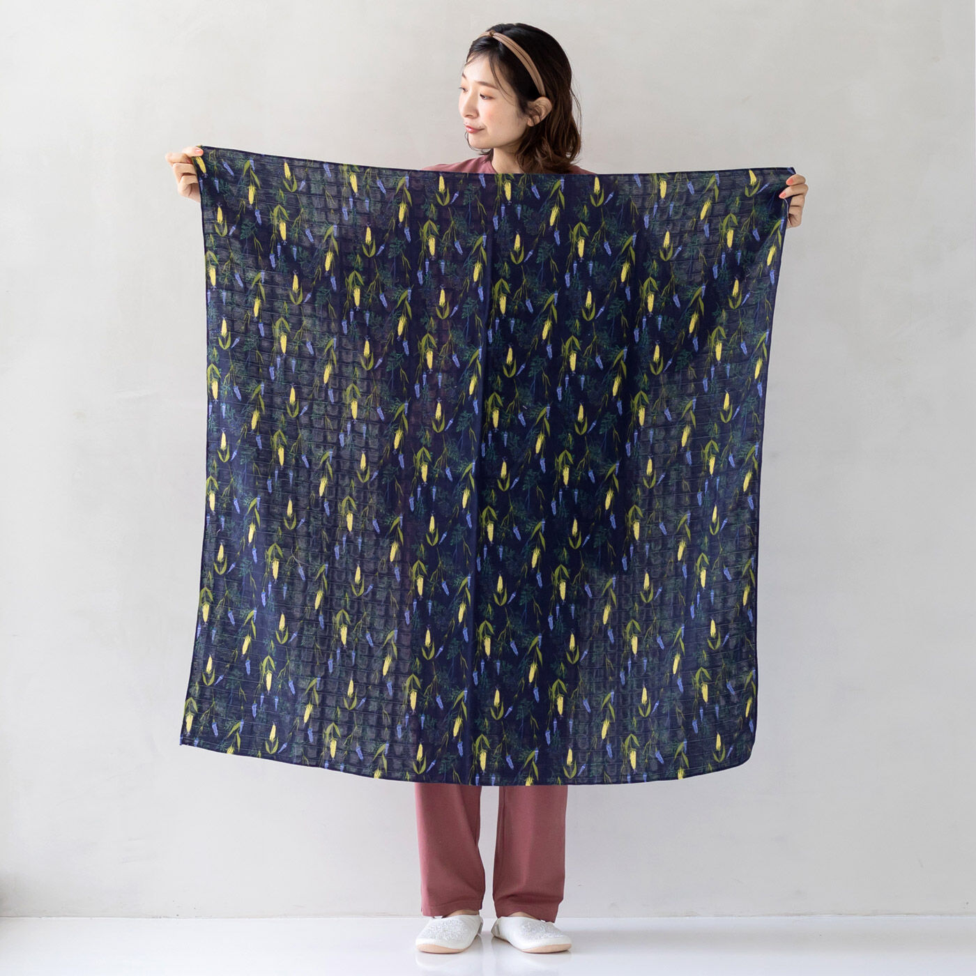 FELISSIMO Mama|タムロアヤノ×フェリシモＭａｍａ【Moredde】　モスリンコットンが心地いいおくるみ〈夜のバンクシア〉|大判のサイズが使いやすい。