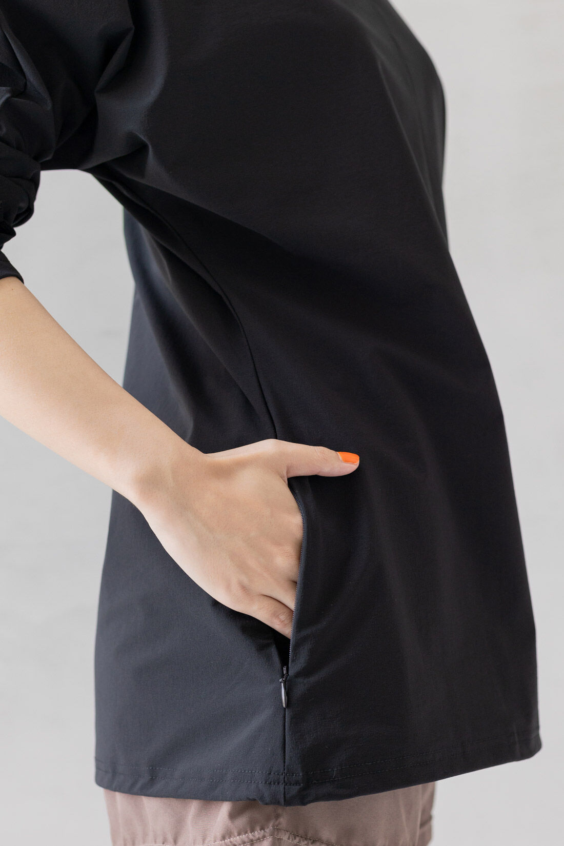 FELISSIMO Mama|Moredde　シルエットが変えられるUVカットラッシュガード〈ブラック〉|右にファスナー付きポケットが付いているので安心