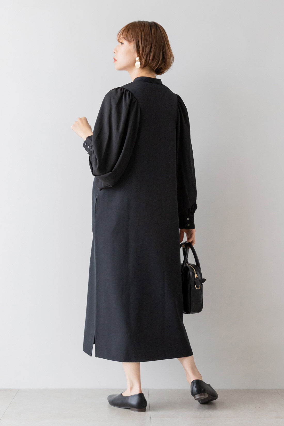 FELISSIMO Mama|Moredde　マタニティから産後も使える　授乳が簡単　バルーンスリーブワンピース〈ブラック〉|後ろ身ごろと袖の切り替え位置を内側に入れて、きれいな後ろ姿に