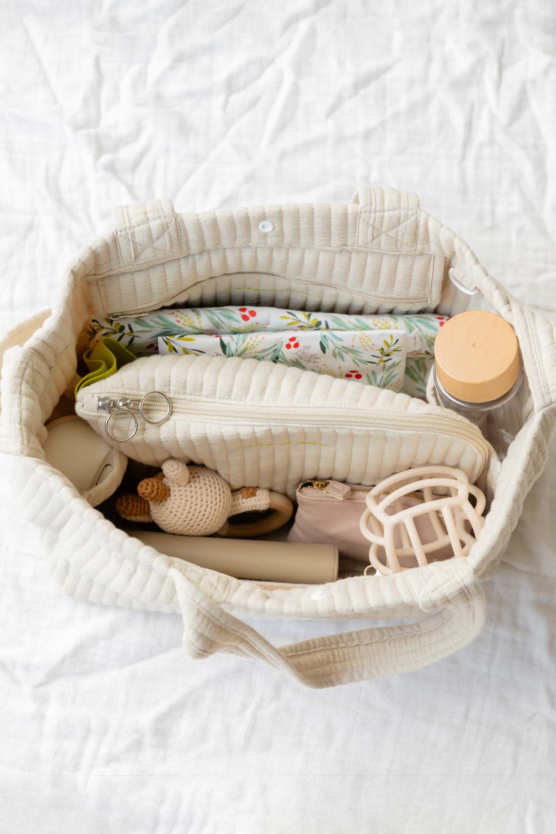 FELISSIMO Mama|【はじめてのマザーズバッグセット】Moredde　手ざわりが心地いいキルティングマザーズトートバッグ＆おむつポーチ〈ライトベージュ〉