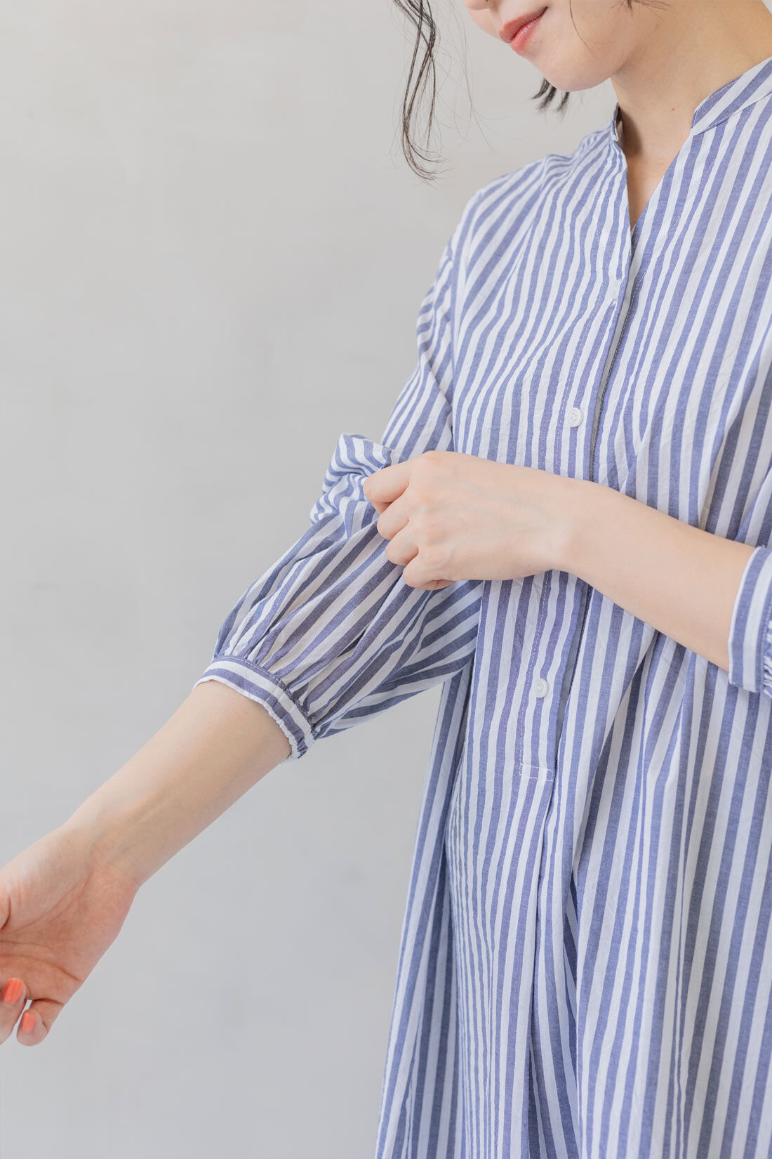 FELISSIMO Mama|【はじめてのマタニティセット】Moredde　マタニティから産後も使える　ワンピースパジャマ〈ベージュストライプ〉＆カップ付き授乳キャミソール〈オフベージュ〉|袖の内側がゴム仕様になっているので家事をするのもらく。　※写真は別色です。
