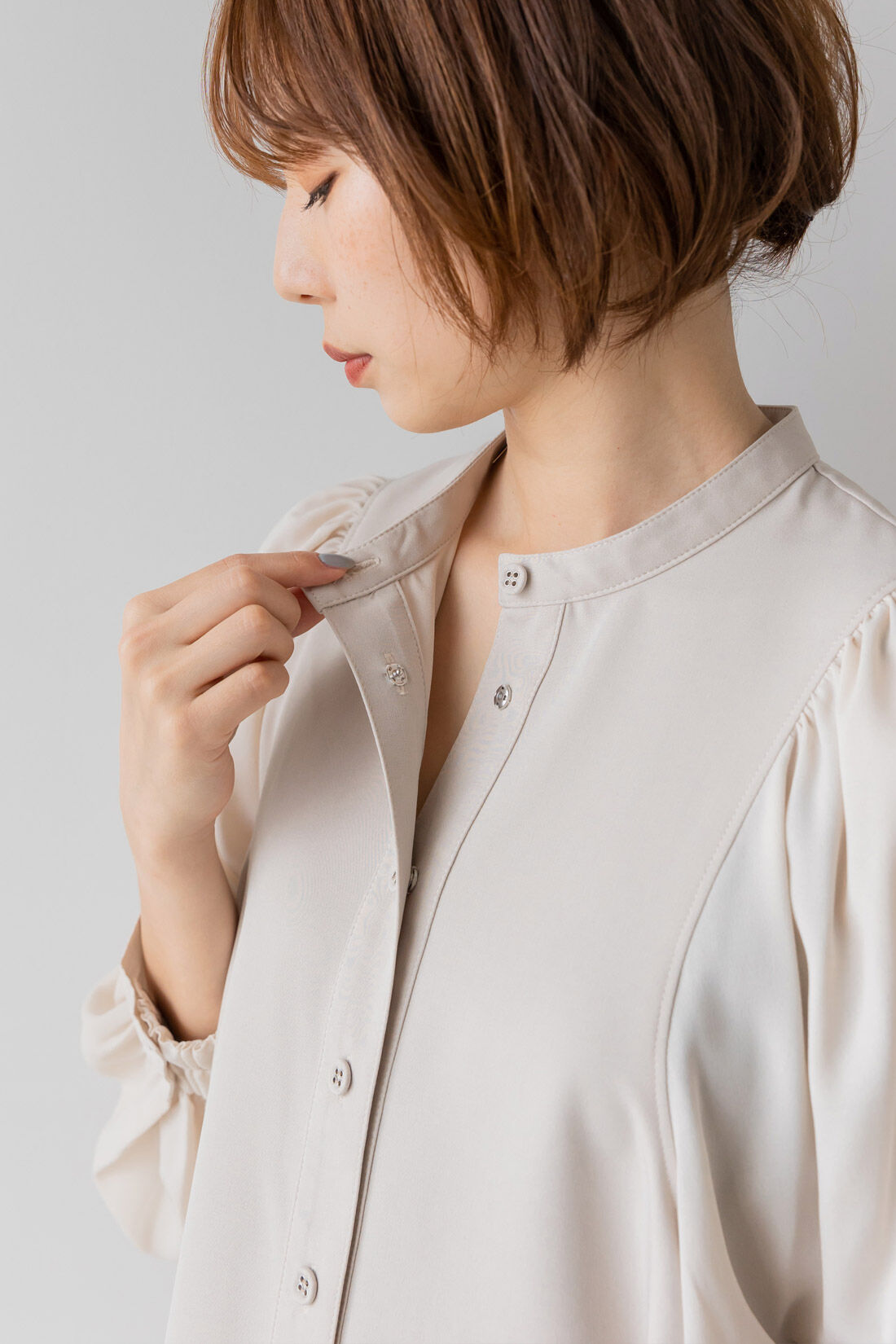 FELISSIMO Mama|Moredde　マタニティから産後も使える　授乳が簡単　バルーンスリーブワンピース〈ベージュ〉|一番上のボタン以外はスナップボタンになっていて授乳や着脱が簡単。