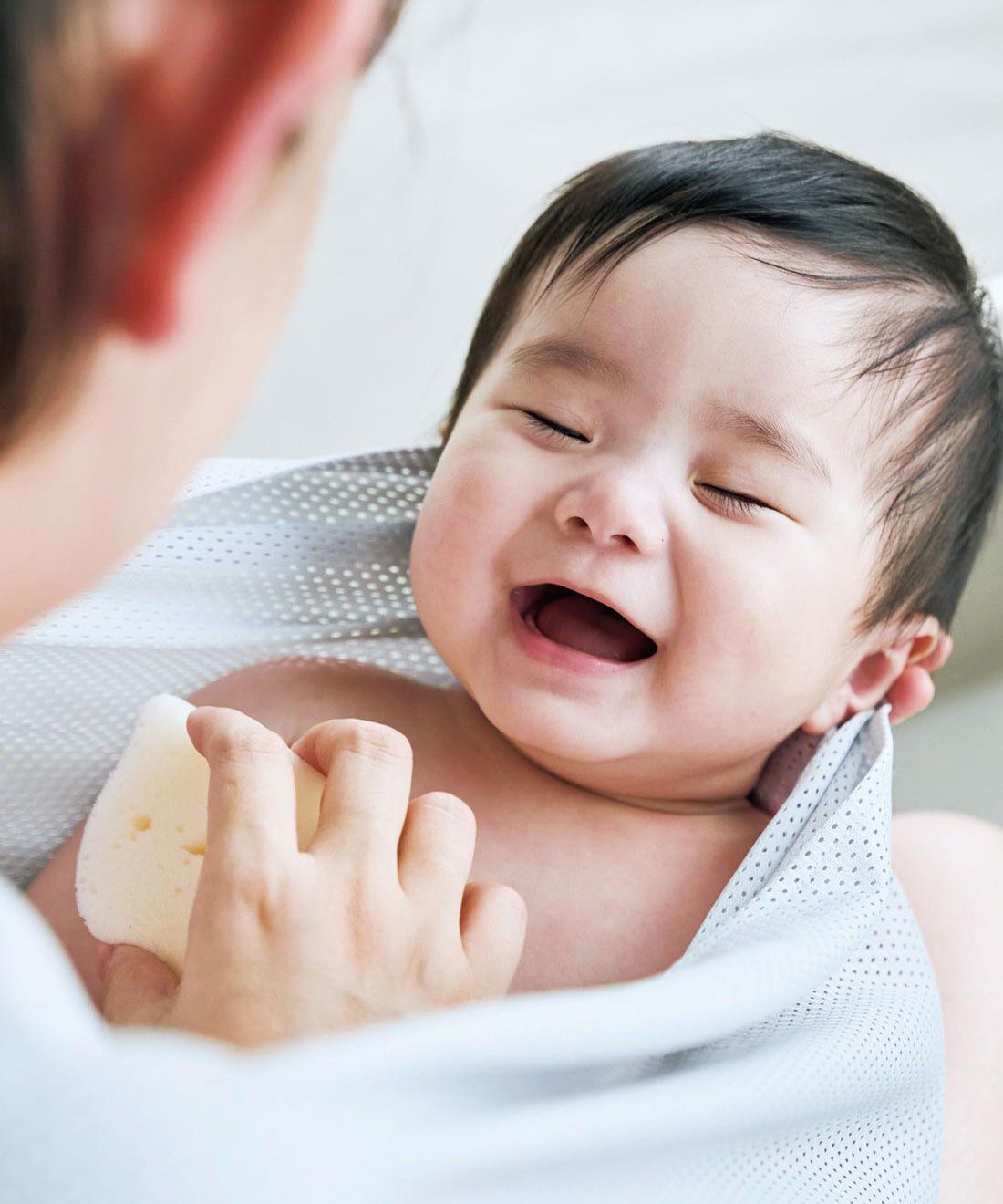 フェリシモMama|[Mama select]EDISONmama あかちゃんのお風呂デビューに おふろサポートくるむん〈ライトブルー〉