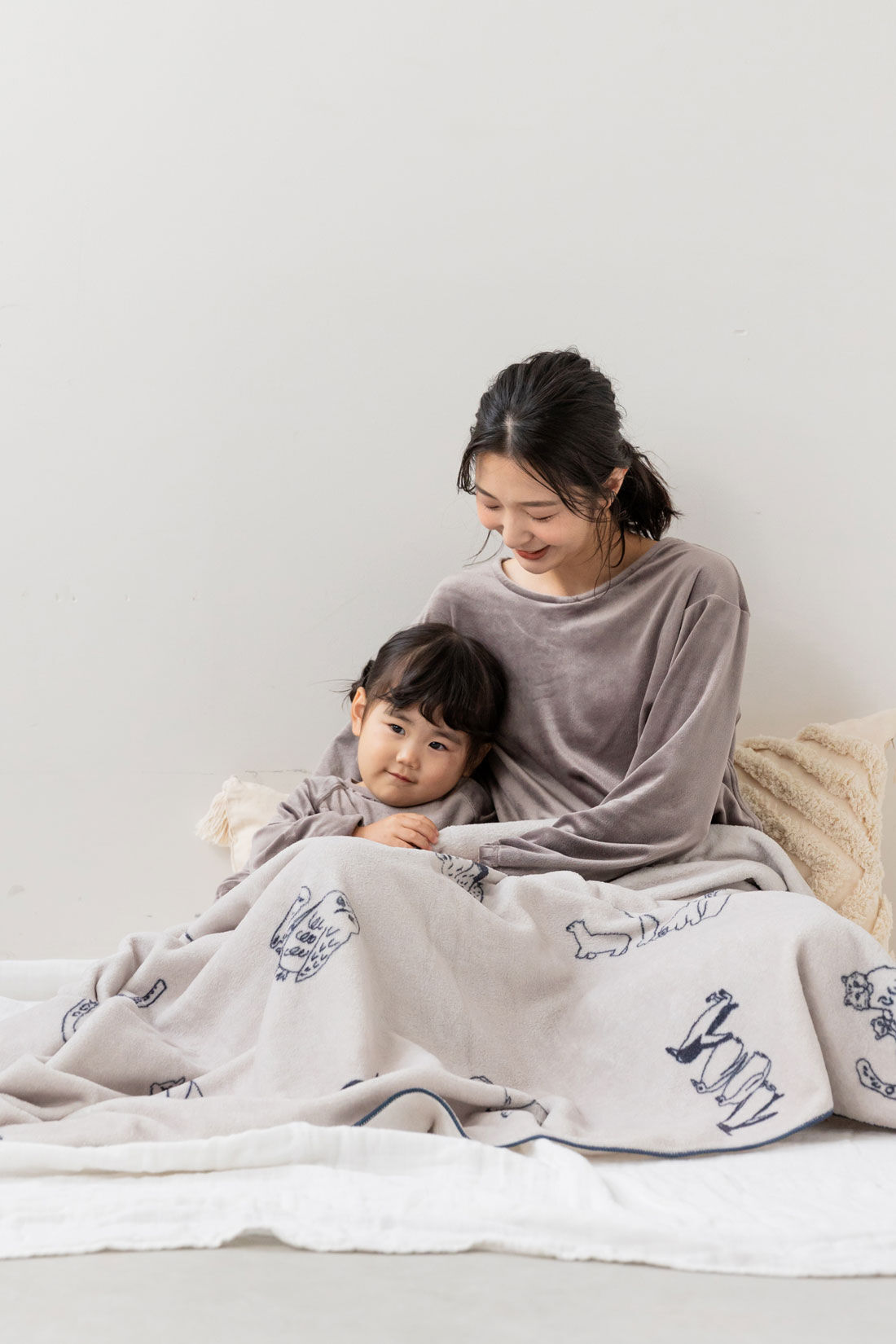 FELISSIMO Mama|旭山動物園・ボルネオの森応援商品　フェリシモMama　タムロアヤノさん描きおろしの動物の親子柄がかわいい　もふもふマルチブランケット〈グレージュ〉　　