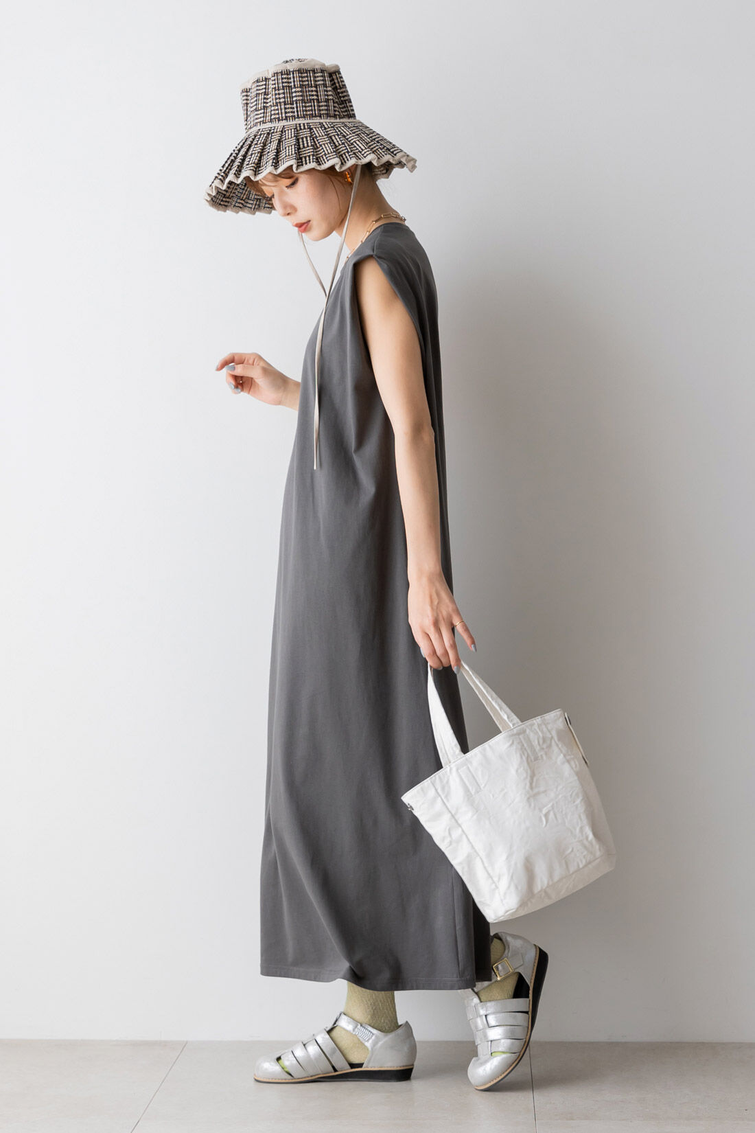 FELISSIMO Mama|Moredde　産前産後楽しめる　サイドファスナーで授乳が簡単　ショルダータッククルーネックカットソーワンピース〈チャコールグレー〉|model:H166　着用サイズ：モデル用M（総丈+2cm）