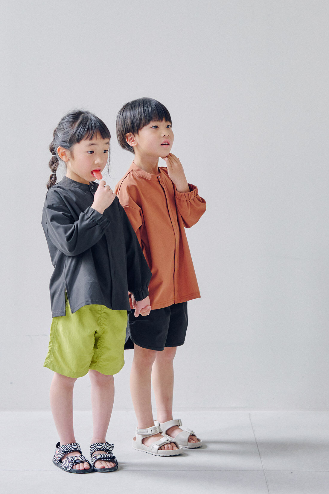 FELISSIMO Mama|Moredde　オーバーサイズのシャツみたいなUVカットキッズラッシュガード〈アプリコットブラウン〉
