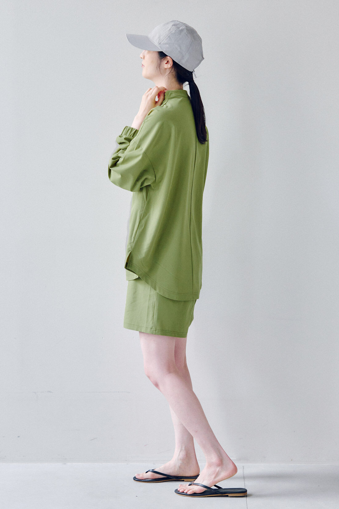 FELISSIMO Mama|Moredde　フロントジップのUVカットラッシュガード＆ショートパンツセット〈カーキ〉|前後差があるトップスは、後ろに向かってラウンドしていてやわらかい雰囲気