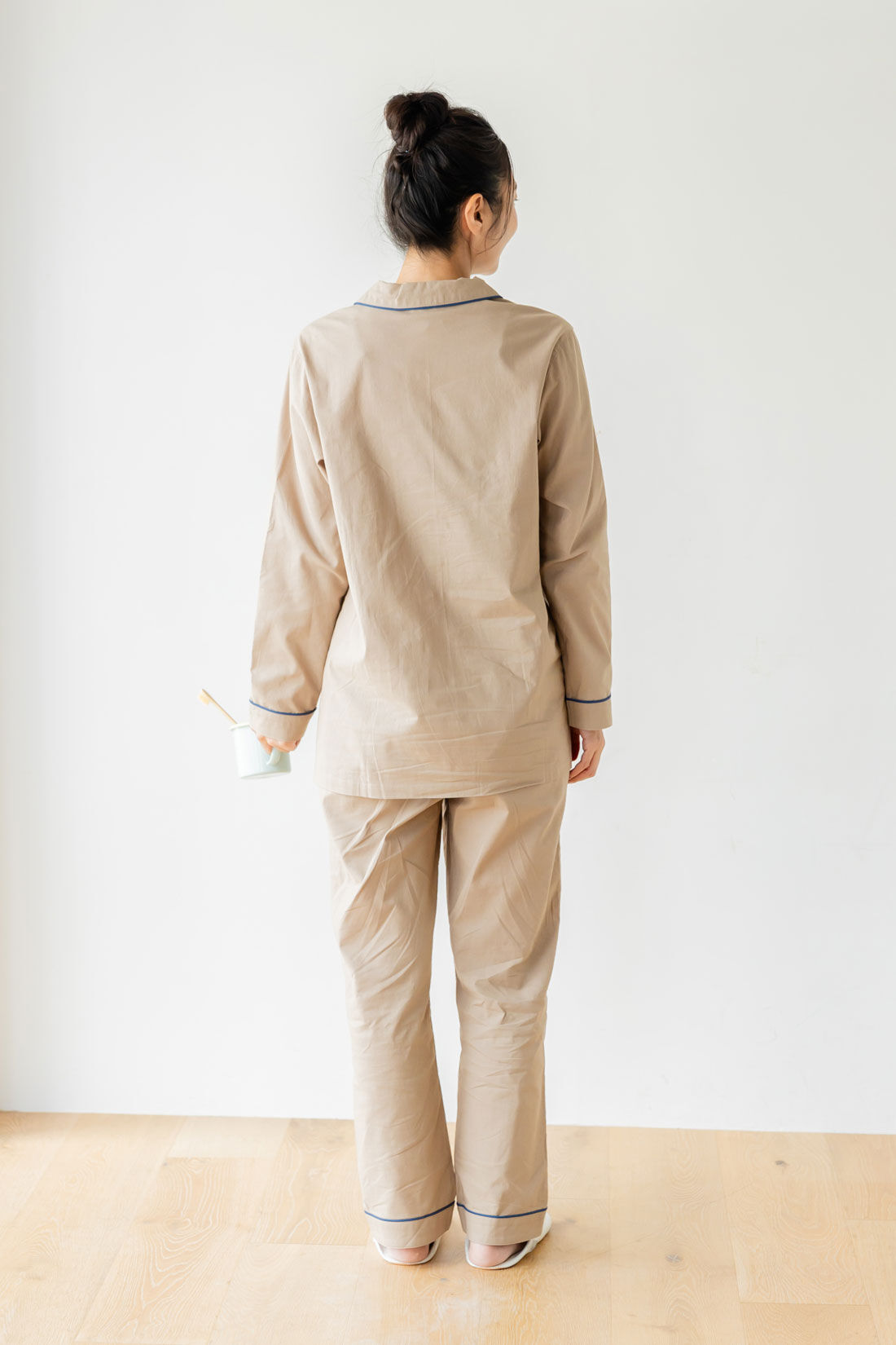 FELISSIMO Mama|【パートナーとおそろい】Moredde　肌側の微起毛が心地いい　コットン１００％の前あきペアパジャマセット〈ダークベージュ〉|おしりが隠れる丈が安心