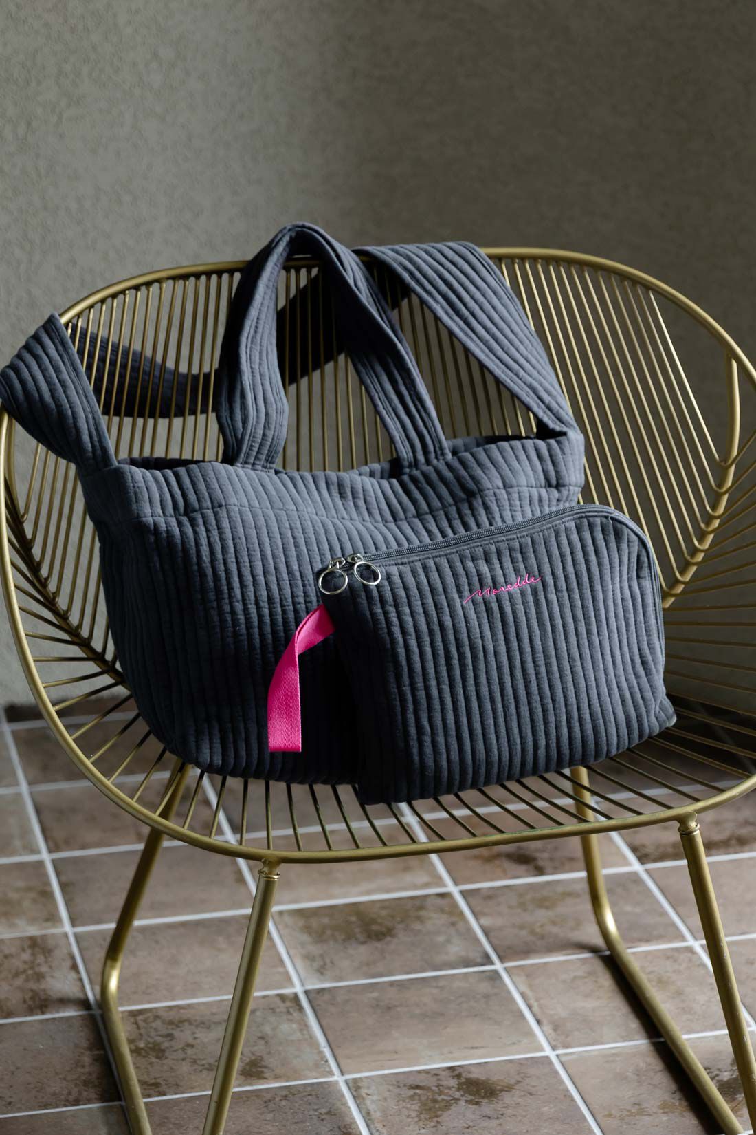 FELISSIMO Mama|【はじめてのマザーズバッグセット】Moredde　手ざわりが心地いいキルティングマザーズトートバッグ＆おむつポーチ〈アッシュネイビー〉|おそろいのキルティングトートバッグと一緒に持ってもかわいいんです。