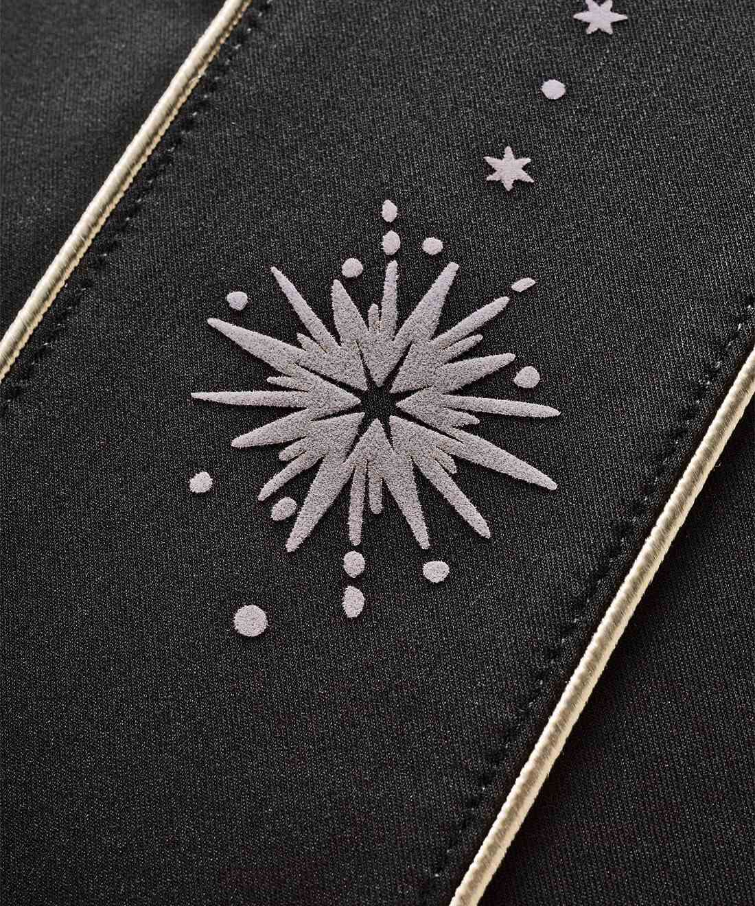 魔法部|魔法部　星を導き月を映す　ラインすそフレアパンツ|サイドの月と星の模様は、立体感のあるフロッキープリント仕様。