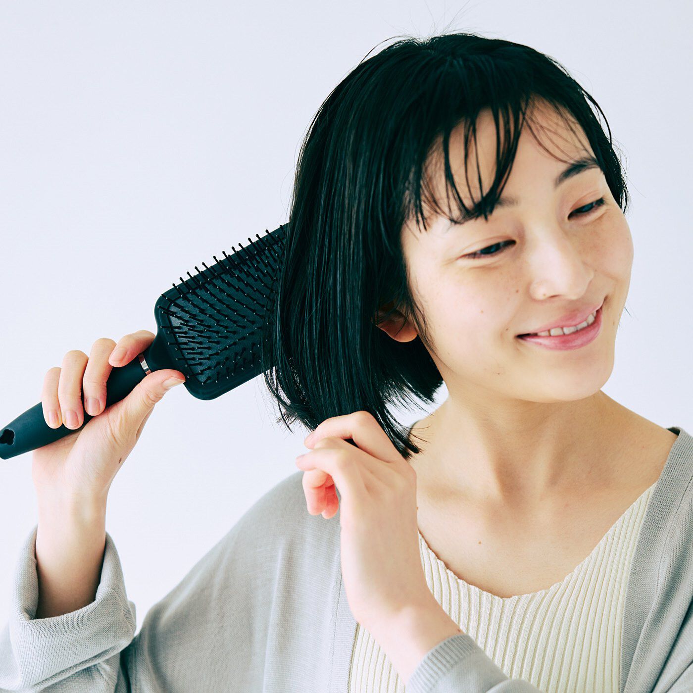 L'AMIPLUS［ラミプリュス］|ラミプリュス　珪藻土パッドで水分を吸収　ヘアケア便利なドライヘアブラシ