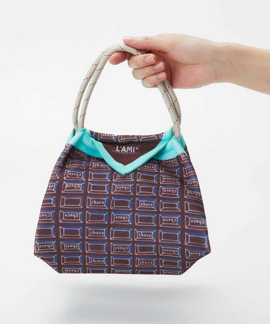 L'AMIPLUS［ラミプリュス］|ラミプリュス チョコレートバイヤーみりとコラボ 特殊繊維で結ばずピタッ 持ち手が付いてる大きめサイズのひっつクロスの会|3，完成！ 結ばなくてもはがれません。